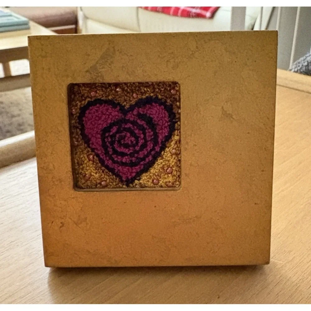 Handmade Embroidered Heart Textile‎ Art in Gold Frame 4